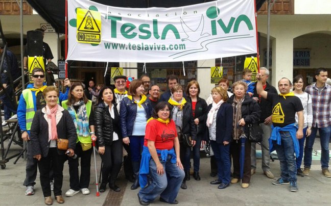 Miembros de Teslaviva que participaron en la manifestación anti-fracking